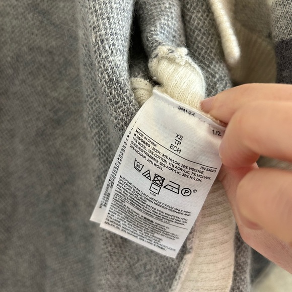 Banana Republic Gray and Cream Cardigan - Picture 2 of 8